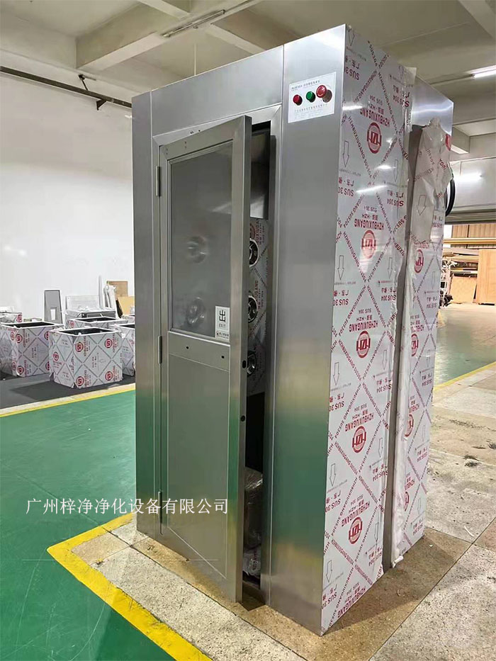 在安裝全不銹鋼風(fēng)淋室通道之前,首先需確定全不銹鋼風(fēng)淋室位置 在安裝全不銹鋼風(fēng)淋室通道之前,首先需確定全不銹鋼風(fēng)淋室位置