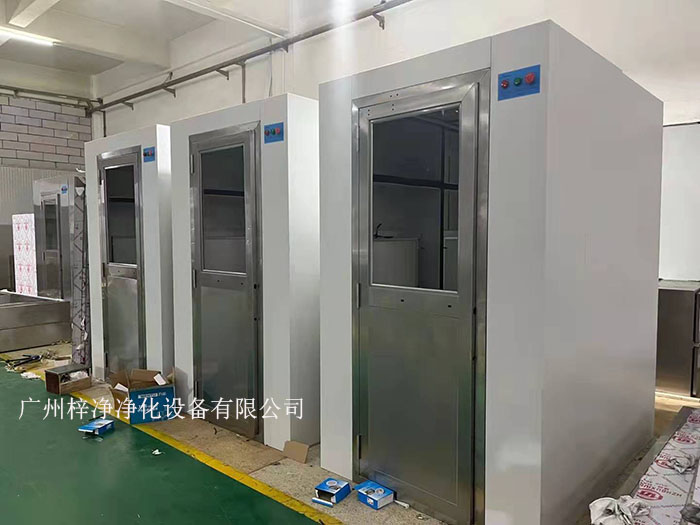 風淋室作為潔凈室的人身凈化裝置，對于維持潔凈室的潔凈度至關重要。