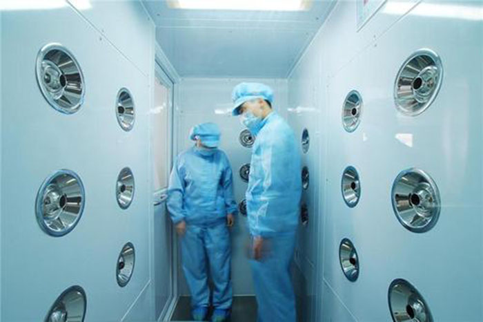 啟動(dòng)風(fēng)淋室按下啟動(dòng)按鈕，風(fēng)淋室開始工作，風(fēng)機(jī)啟動(dòng)，過濾器開始過濾空氣。