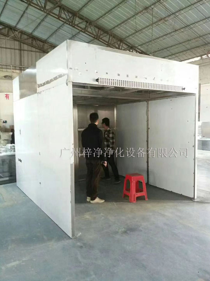 負壓稱稱量罩通過創造一個低氣壓的環境，防止生產過程中的粉塵、揮發物等有害物質逸散到外界環境中，同時確保稱量結果的準確性。