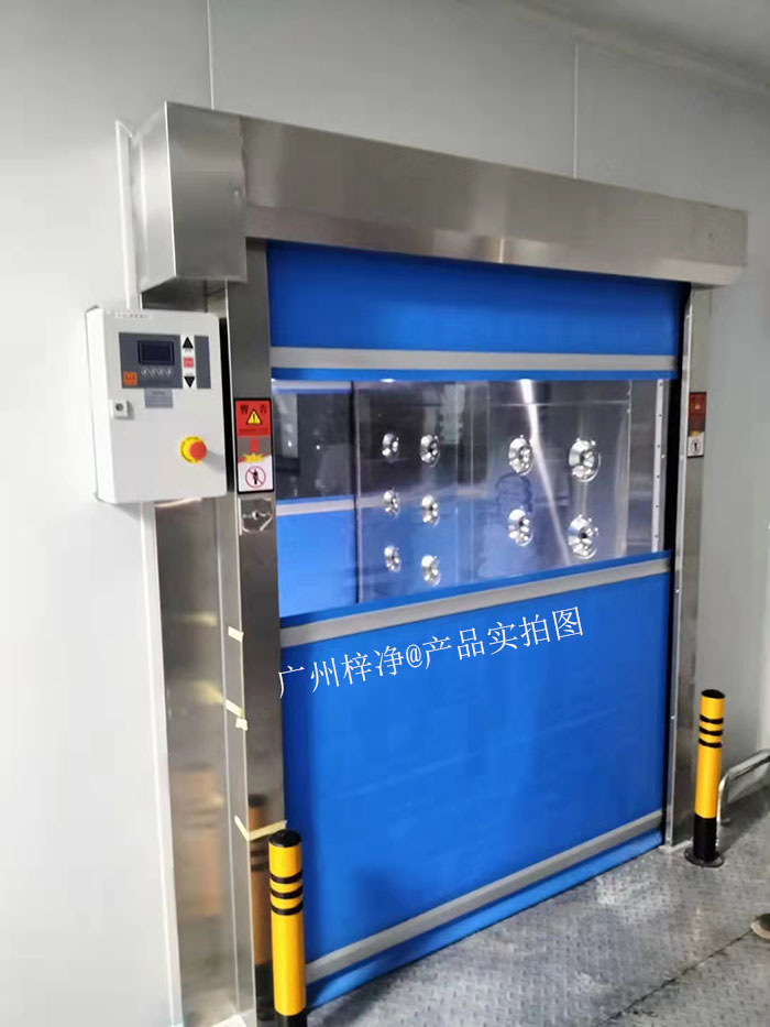 操作人員進入快速卷簾門風淋室，站在指定位置。